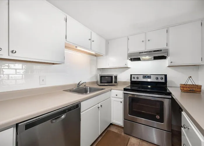 Spacious 2 Bedroom At 9400 Building With Outdoor Pool And Ocean Views