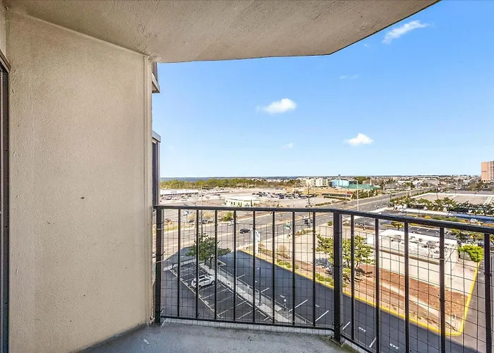 Spacious 2 Bedroom At 9400 Building With Outdoor Pool And Ocean Views *