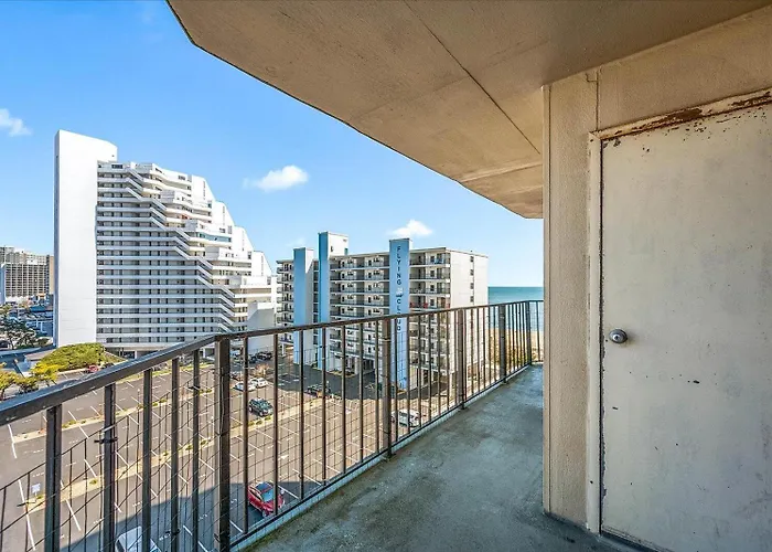 Spacious 2 Bedroom At 9400 Building With Outdoor Pool And Ocean Views *